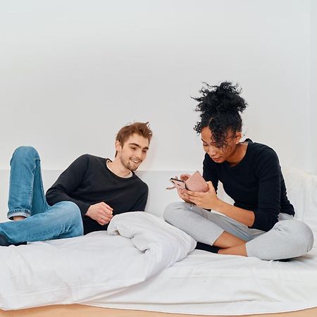 Mije Marais Hostel باريس المظهر الخارجي الصورة A couple using their smartphones