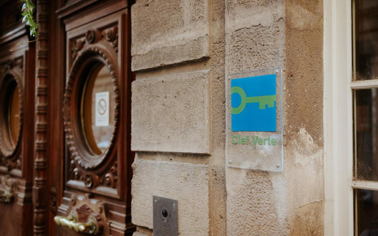 Mije Marais Hostel باريس المظهر الخارجي الصورة A sign for a shared apartment in Paris