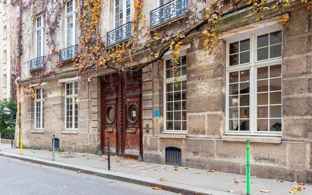 Mije Marais Hostel باريس المظهر الخارجي الصورة The building of the Institut de France, where the Académie Française is located