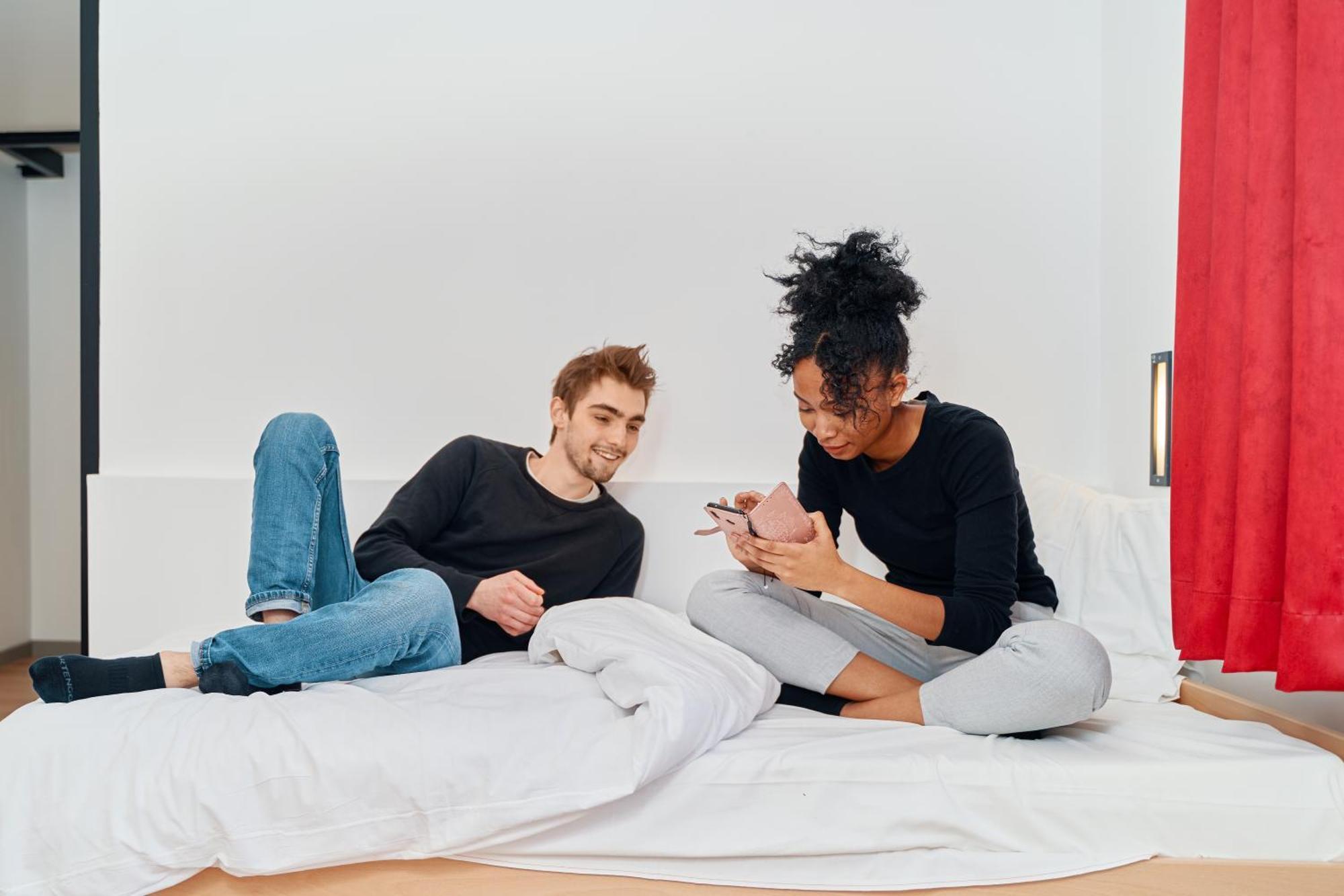 Mije Marais Hostel باريس المظهر الخارجي الصورة A couple using their smartphones