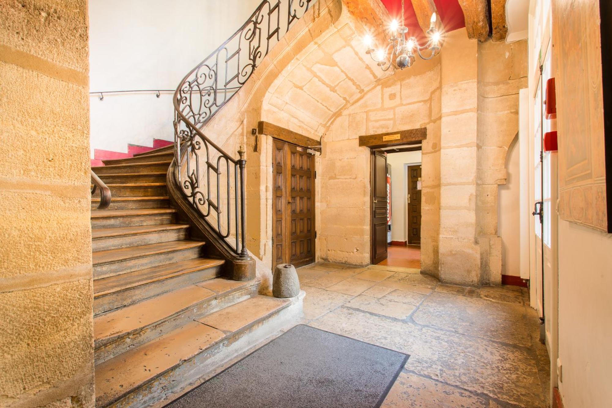 Mije Marais Hostel باريس المظهر الخارجي الصورة Entrance of the museum