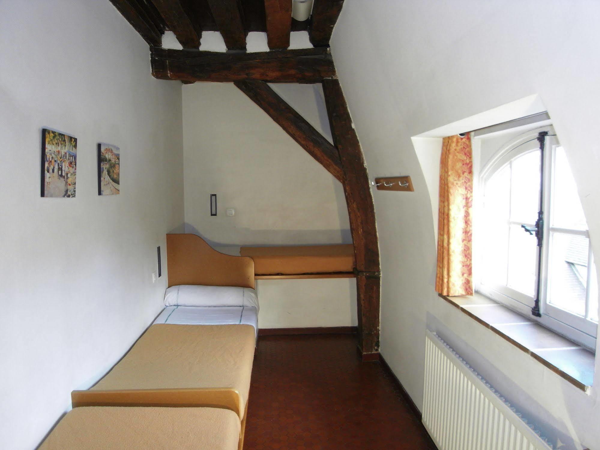 Mije Marais Hostel باريس المظهر الخارجي الصورة The room in which Martin Luther stayed at the monastery