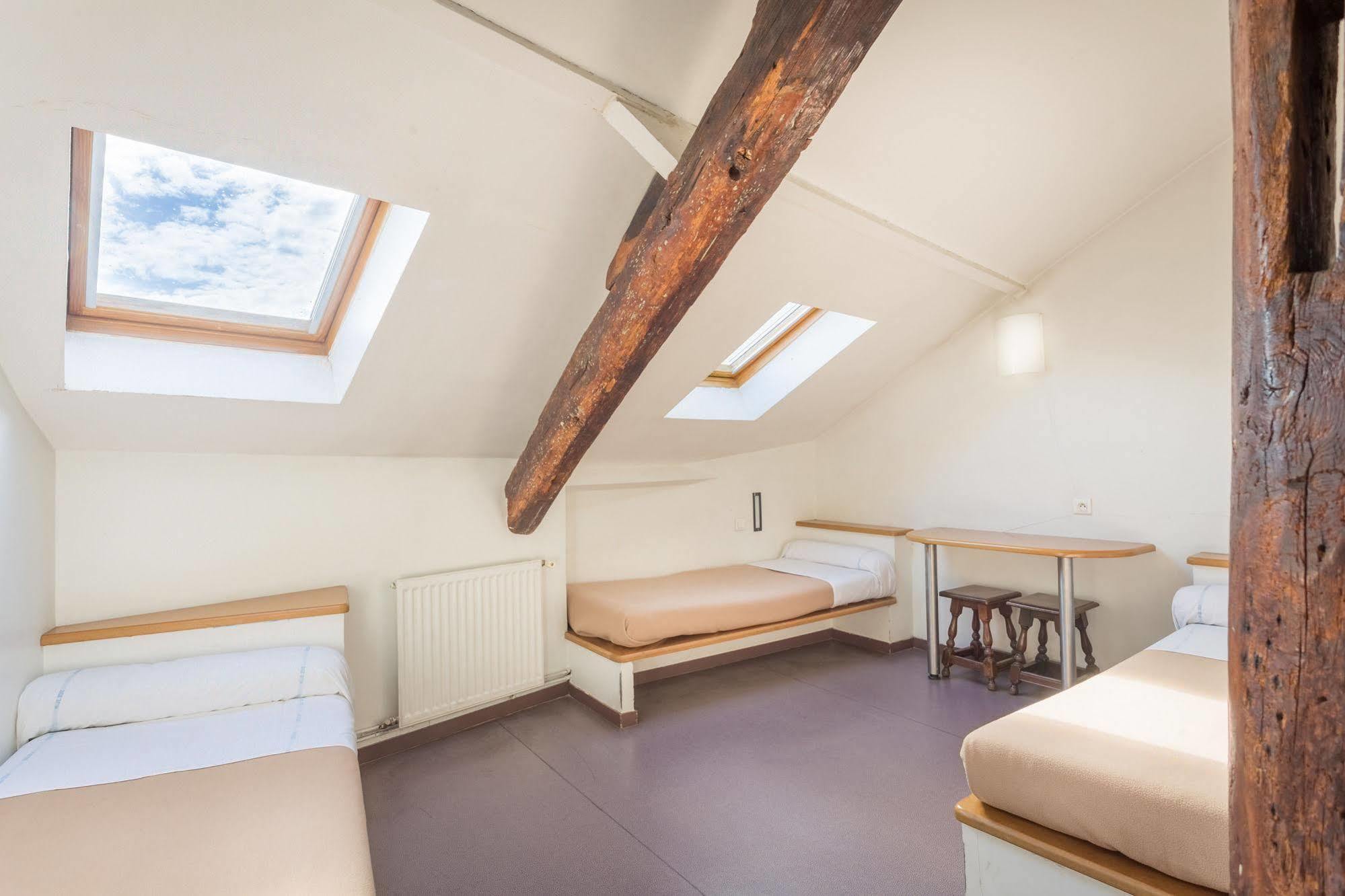 Mije Marais Hostel باريس المظهر الخارجي الصورة A room in the hostel