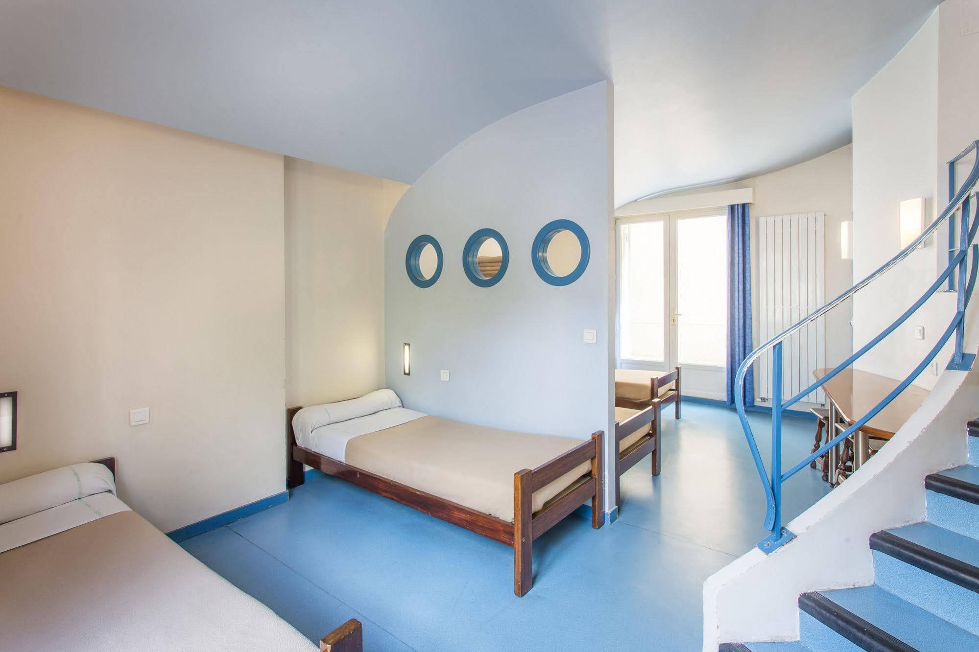 Mije Marais Hostel باريس المظهر الخارجي الصورة A room at the Centre hospitalier universitaire vaudois (CHUV) in Lausanne, Switzerland