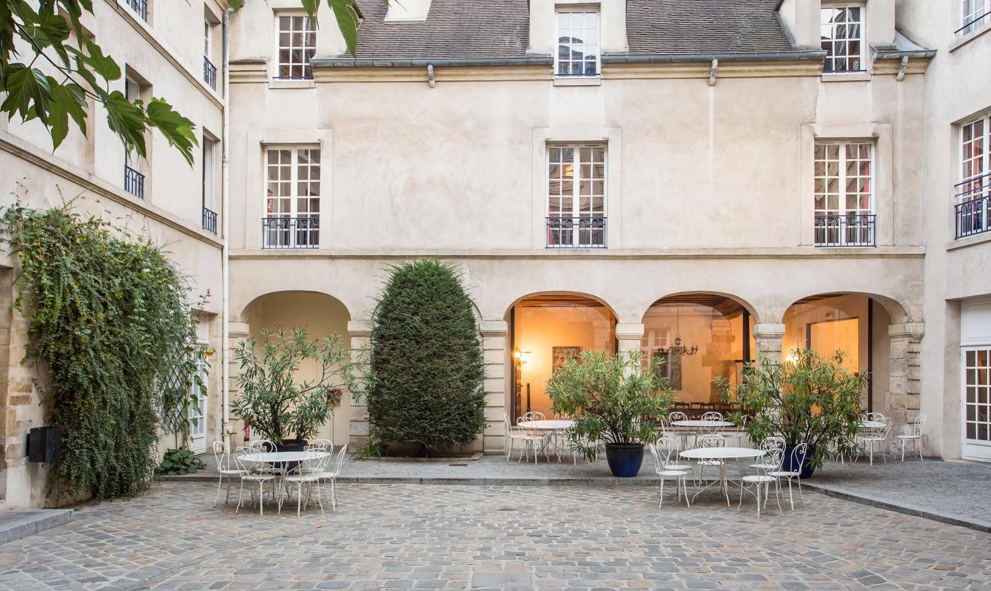 Mije Marais Hostel باريس المظهر الخارجي الصورة The courtyard of the Hôtel de Matignon