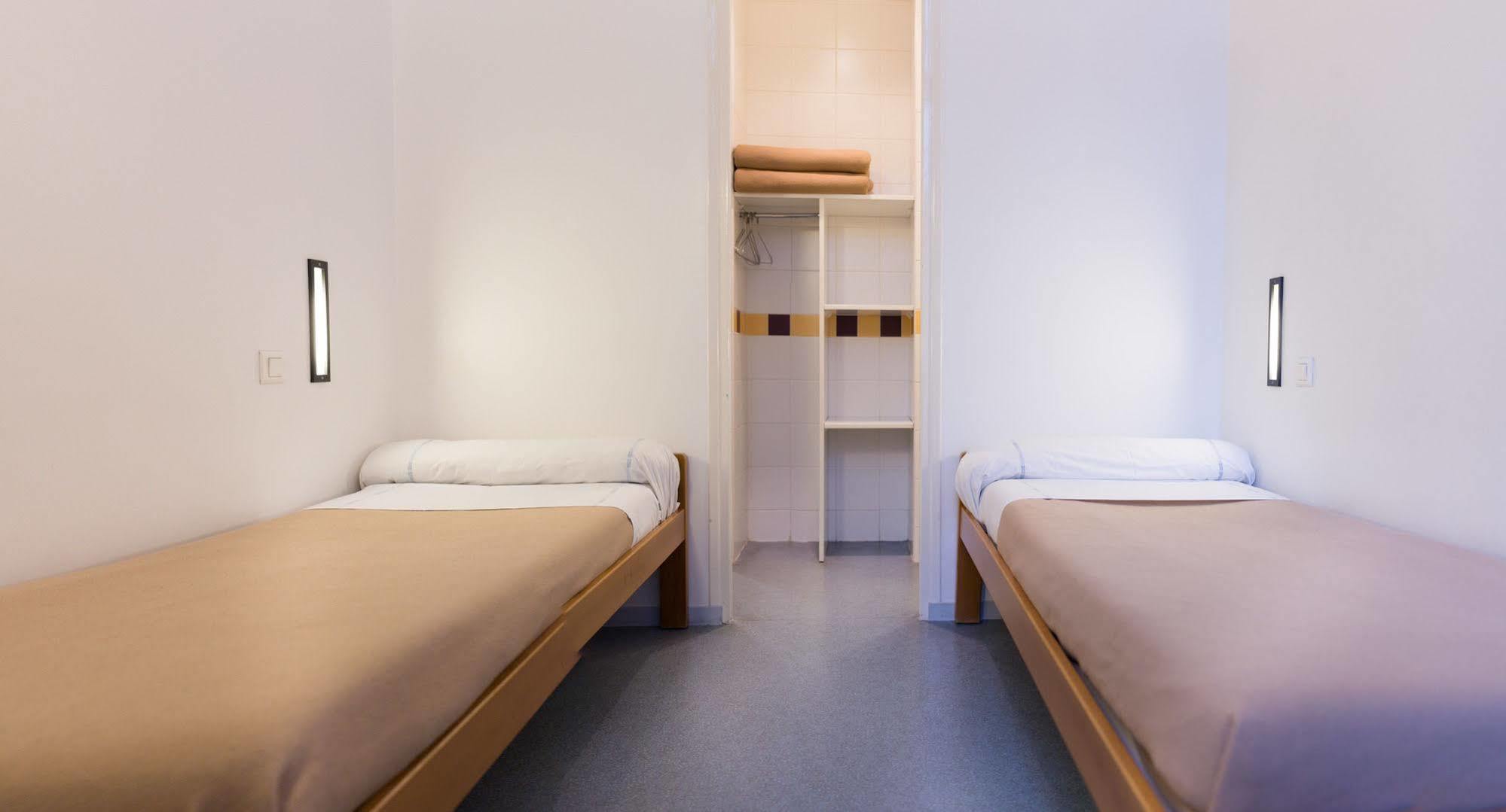 Mije Marais Hostel باريس المظهر الخارجي الصورة A typical room at the hostel