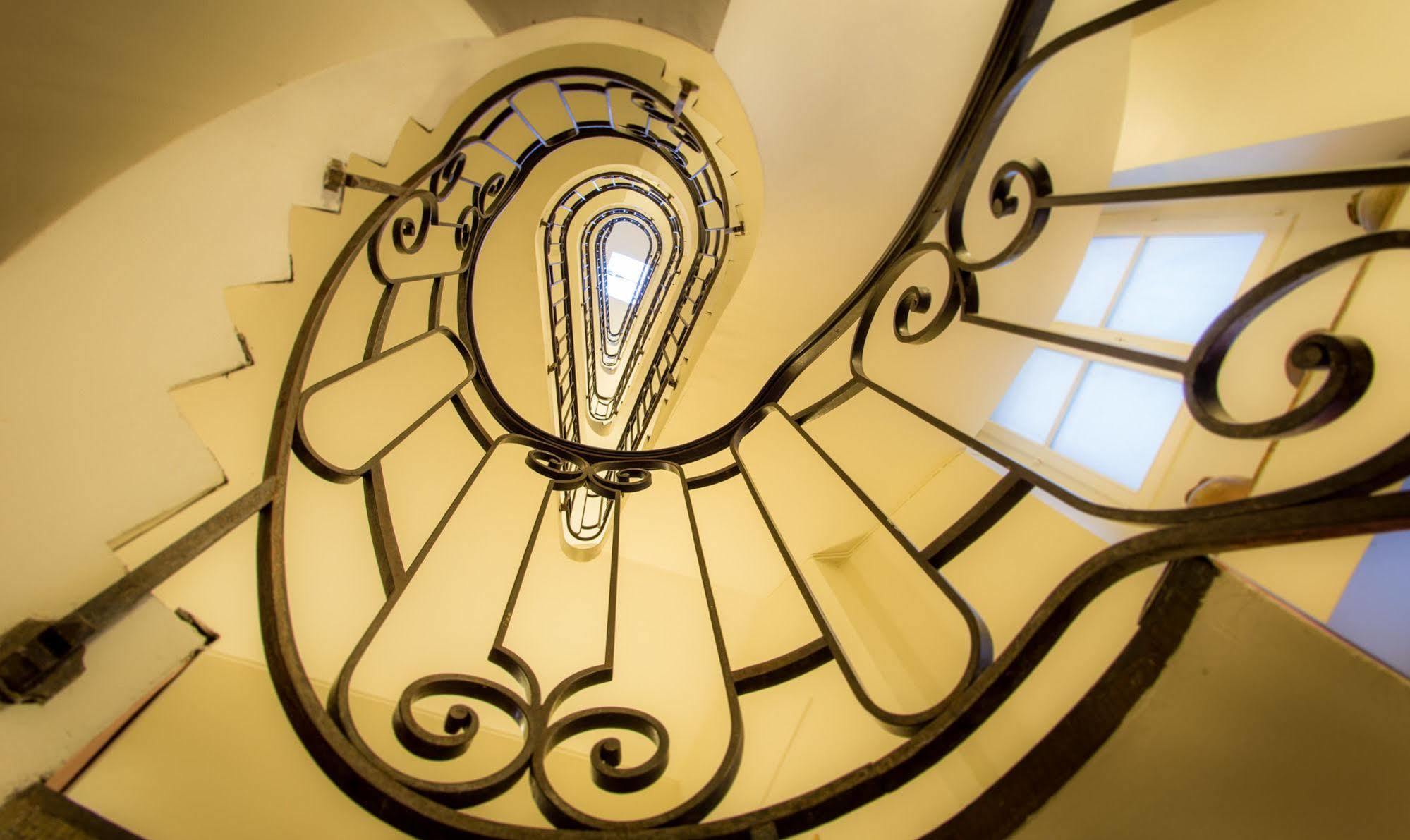 Mije Marais Hostel باريس المظهر الخارجي الصورة Spiral staircase