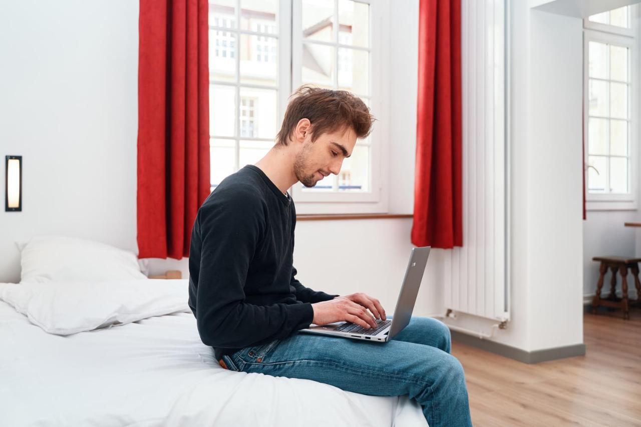 Mije Marais Hostel باريس المظهر الخارجي الصورة A man using a laptop