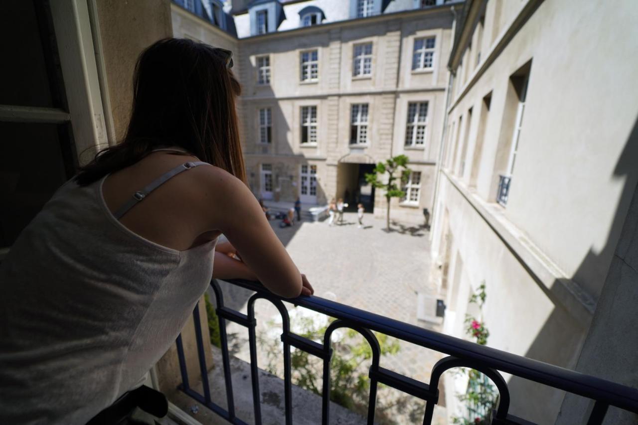 Mije Marais Hostel باريس المظهر الخارجي الصورة A woman on a balcony